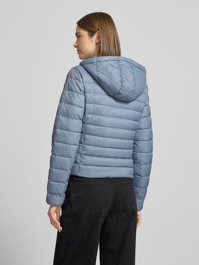 Frauenmodel trägt Regular Fit Steppjacke mit Kapuze Modell 'TAHIA' von Only in Hellblau, unifarben, Rückenansicht, Ganzkörperansicht Rückansicht.