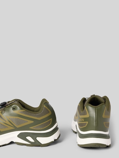 Produktfoto, Sneaker mit profilierter Sohle Modell 'XT-EVR' von Salomon in Olivgrün mit abgerundeter Spitze, Markenlogo, Schnürung, weiße Sohle, Herrenschuh, 4 cm Absatz, 7 cm Schaft, 8 cm Schaftweite, glatte und strukturierte Flächen, neutrale Studioaufnahme