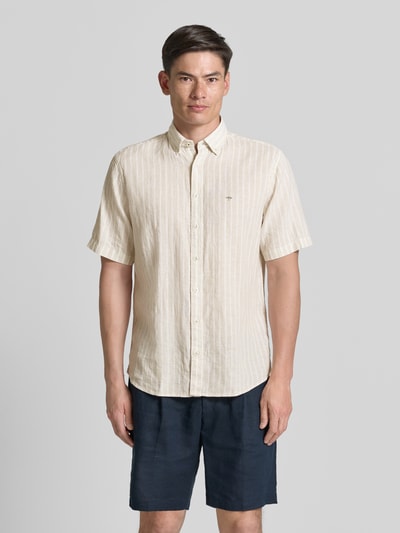 Männermodel trägt Regular Fit Freizeithemd mit Button-Down-Kragen von Fynch-Hatton im Baumwolle-Leinen-Mix, Logo-Stitching, Knopfleiste, Beige mit feiner Struktur, Ganzkörperansicht von vorne, Rückenlänge 76 cm, Schulterbreite 45 cm, Ärmellänge 26 cm.