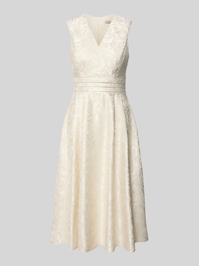 Produktfoto, Regular Fit Midikleid mit floralem Allover-Stitching von Rinascimento in Creme, ärmellos, V-Ausschnitt, Wickel-Optik, Taillierung, feine Falten, strukturierte Oberfläche