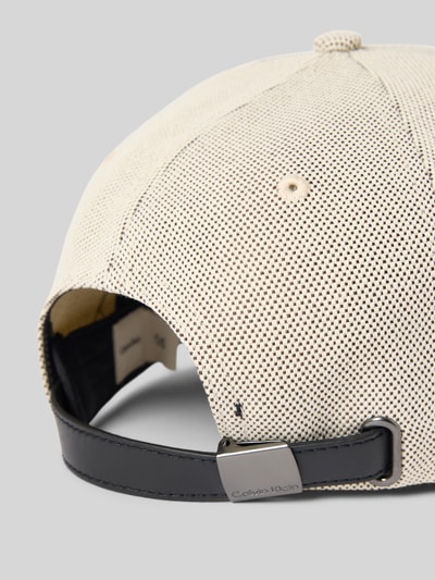 Produktfoto, Größenverstellbare Cap mit Logo von CK Calvin Klein, beige Mesh-Oberfläche, schwarzer Schirm, Verstärkter Schirm, Herren, Logo, Größenverstellbar.