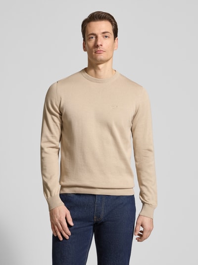 Männermodel trägt Regular Fit Strickpullover aus reiner Baumwolle Modell 'PIMA' von Barbour, Optik: Unifarben, Ganzkörperansicht von vorne.