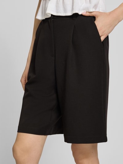Frauenmodel trägt Regular Fit Chinoshorts mit Viskose-Anteil Modell 'KAMIL' von Pieces, Optik: Unifarben, Twill, seitliche Eingrifftaschen, Nahaufnahme Oberkörper.