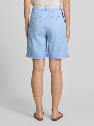 Frauenmodel trägt Chino-Bermudas mit Gürtel von Christian Berg Woman aus Reine Baumwolle in Hellblau, Regular-Fit, Umschlag, Ganzkörperansicht Rückansicht.