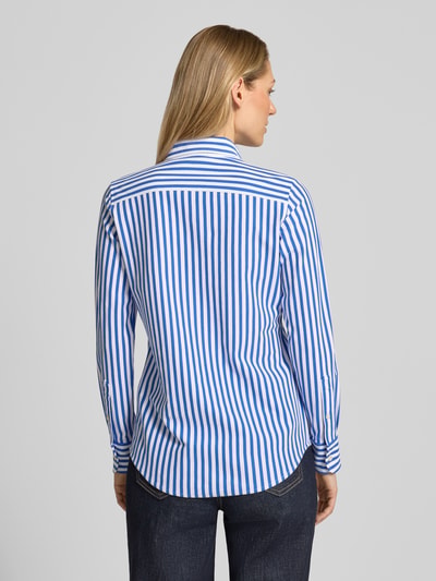 Vrouwenmodel draagt 'Hemdbluse mit Knopfleiste' van Polo Ralph Lauren, regular fit, blauwe en witte strepen, pure katoen, rugaanzicht, ruglengte maat S 67 cm, mouwlengte 62 cm.