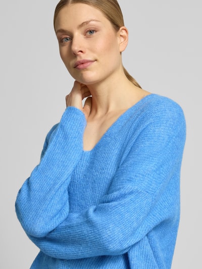 Frauenmodel trägt Regular Fit Pullover aus Woll-Alpaka-Mix Modell 'Thora' von MOS MOSH in Strick-Optik, himmelblau, Nahaufnahme Oberkörper.