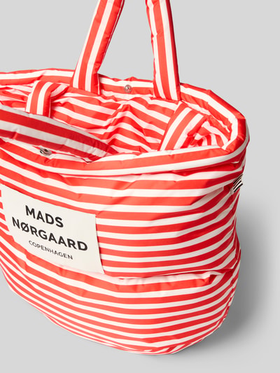 Produktfoto, Handtasche mit Steppnähten und Label-Detail von MADS NØRGAARD im Allover-Look mit Tragehenkel, Breite 43 cm, Länge 35 cm, Tiefe 15 cm, Schulterriemen 67 cm, rote und weiße Streifen, glatte und gesteppte Textur