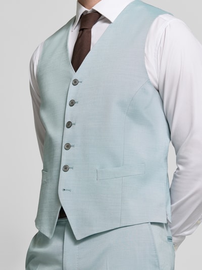 Männermodel trägt Regular Fit Weste aus Viskose-Mix mit V-Ausschnitt von JOOP! Collection, hellblau, Knopfleiste, Nahaufnahme Oberkörper.