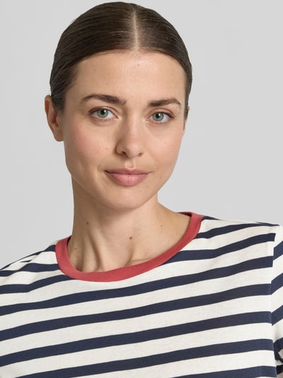 Vrouwenmodel draagt T-shirt met Streifenmuster und Rundhalsausschnitt van Jake*s Casual, regular fit, katoen, marine-witte strepen, rode hals, detailopname bovenlichaam