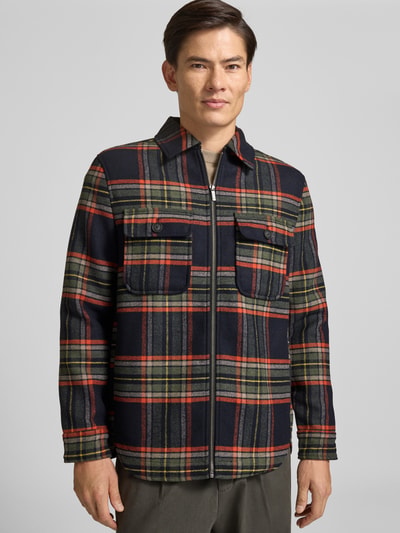 Männermodel trägt Regular Fit Hemdjacke mit Kentkragen und Reißverschluss von Fynch-Hatton im karierten Strukturmuster, Ganzkörperansicht von vorne. Material-Mix mit Woll-Anteil, Brusttaschen, Rückenlänge bei Größe M 75 cm.