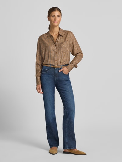 Frauenmodel trägt Regular Fit Hemdbluse aus Viskose-Woll-Mix Modell 'Sanni' von MOS MOSH, beige kariert, Knopfleiste, Ganzkörperansicht von vorne.