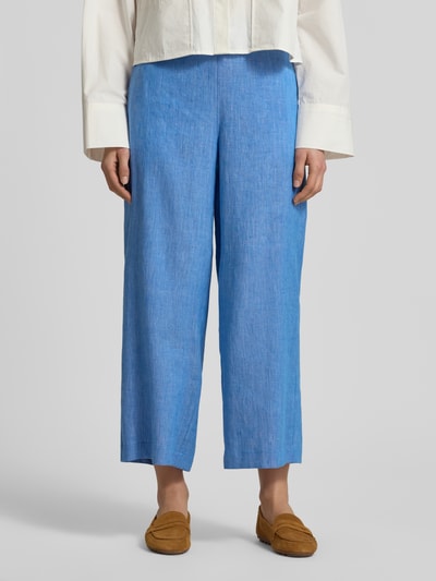 Frauenmodel trägt Culotte in Denim-Optik aus Baumwoll-Leinen-Mix von Lanius, Wide Leg, elastischer Bund, leuchtend blau, Nahaufnahme Oberkörper.