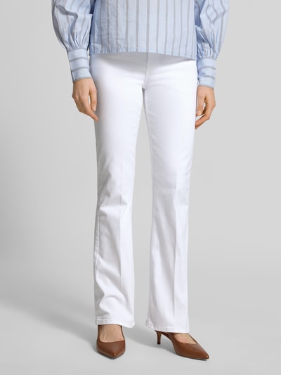 Vrouwenmodel draagt Flared Cut Jeans mit Eingrifftaschen van Christian Berg Woman, witte katoenmix met stretch, regular fit, vooraanzicht, detailopname onderlichaam.