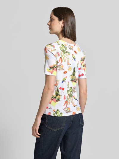 Frauenmodel trägt Damen T-Shirt im Allover-Look von Marc Cain, bunte Muster, Baumwoll-Elasthan-Mix, Slim-Fit, Rundhalsausschnitt, Rückenlänge 55 cm, Größe 36, Ganzkörperansicht Rückansicht.