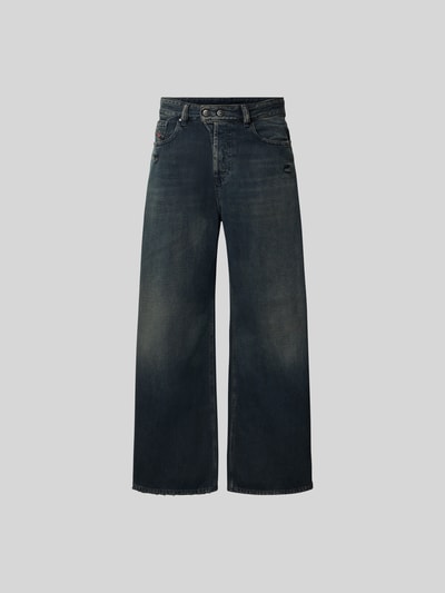 Produktfoto, Wide Fit Jeans mit Logo-Patch von Diesel in Dunkelblau, 5-Pocket-Design, reine Baumwolle, Knopf- und Reißverschluss.
