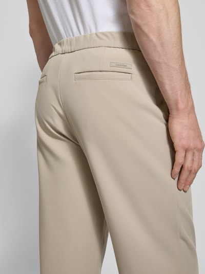 CK Calvin Klein Relaxed Tapered Fit Bundfaltenhose mit elastischem Bund Khaki 3