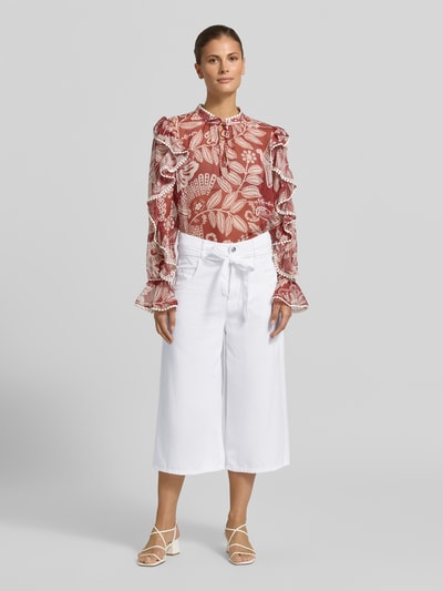 Vrouwenmodel draagt 'Culotte im 5-Pocket-Design mit Bindegürtel' van Oui in wit lyocellmix, loose fit, knoop- en ritssluiting, 5-pocketmodel, strikceintuur, bandwijdte maat 36: 39 cm, binnenbeenlengte maat 36: 49 cm, volledige lichaamsvoorzijde.