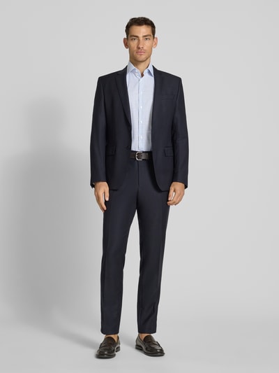 Männermodel trägt Regular Fit Business-Hemd aus Baumwolle mit Kentkragen von Christian Berg Men, Allover-Look, Ganzkörperansicht von vorne.