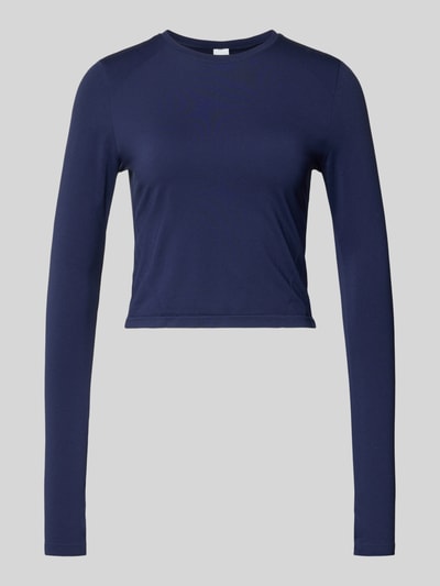 Produktfoto, dunkelblaues Cropped Longsleeve mit Rundhalsausschnitt Modell 'Feather' von Fabletics, elastischer Material-Mix, Slim Fit