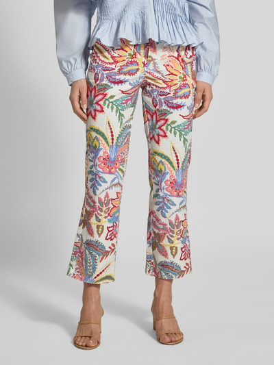 Kobiece modelka nosi Caprihose im Allover-Look od Milano Italy z bawełny z elastanem, krój flared cut, kolorowy wzór, kieszenie, szerokość w rozmiarze 36: 37 cm, długość nogawki wewnętrznej w rozmiarze 36: 67 cm, widok z przodu na nogi.