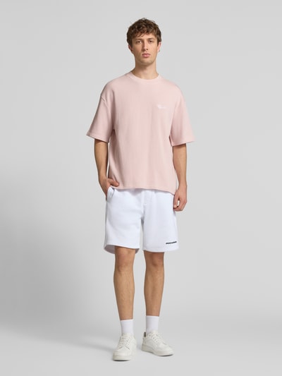 Männermodel trägt Oversized T-Shirt mit Strukturmuster von Pegador aus Baumwoll-Mix, Rundhalsausschnitt, Logo-Stitching, Ganzkörperansicht von vorne.