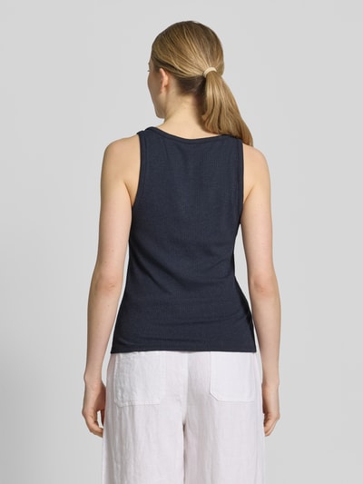 Frauenmodel trägt Regular Fit Tank Top aus Viskose-Mix Modell 'KIKI' von Vero Moda, unifarben, Ripp-Textur, Ganzkörperansicht Rückansicht.