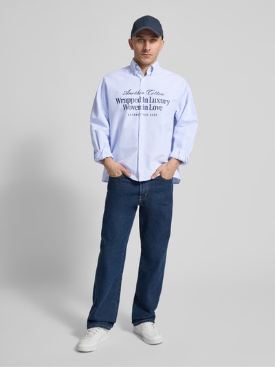 ANOTHER COTTON LAB Koszula casualowa o kroju regular fit z nadrukiem z napisem Jasnoniebieski 1