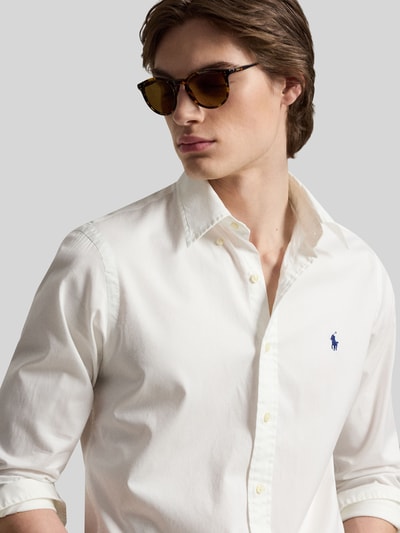 Männermodel trägt Regular Fit Freizeithemd aus reiner Baumwolle von Polo Ralph Lauren, Optik: Unifarben, Twill, Nahaufnahme Oberkörper.