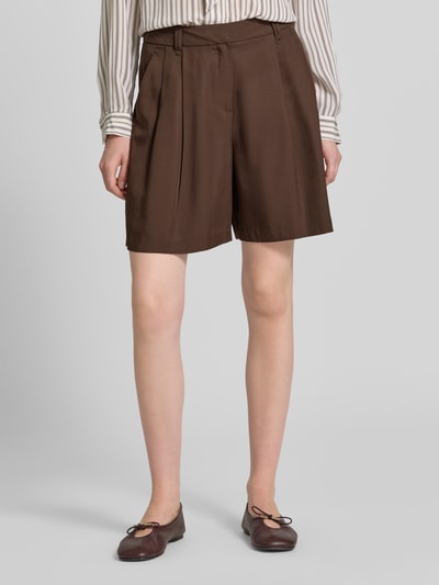 Frauenmodel trägt Bermudas mit französischen Eingrifftaschen von Comma, braun, Lyocell-Mix mit Leinen-Anteil, Loose-Fit, Nahaufnahme Beine, Ganzkörperansicht von vorne.