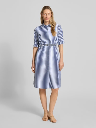 Modelka kobieca ma na sobie sukienkę koszulową z paskiem Hemdblusenkleid mit Gürtel Modell 'Dominique2' od JOOP!, biało-niebieskie pionowe pasy, krój slim fit, długość midi, bawełniany materiał z domieszką stretchu, kołnierzyk kent, zapięcie na guziki, rękawy do połowy ramienia, Szerokość w rozmiarze 36: 43 cm, długość pleców: 100 cm, długość rękawa: 31 cm, ujęcie całej sylwetki z przodu