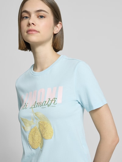 Frauenmodel trägt Regular Fit T-Shirt aus reiner Baumwolle Modell 'KITA' von Only in Optik: Unifarben mit Motiv-Stitching, Nahaufnahme Oberkörper.