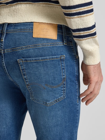 Mężczyzna nosi Slim Fit Jeans Model 'GLENN' od JACK & JONES, mieszanka bawełny z dodatkiem streczu, wpuszczane kieszenie, widok z tyłu zbliżenie. Szerokość w rozmiarze 32/32: 41 cm, długość wewnętrzna nogawki: 75 cm.