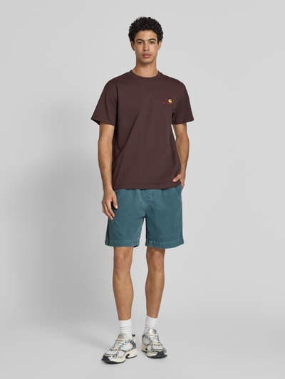 Männermodel trägt korte jeans Jeansshorts mit elastischem Bund Modell 'Reynold' van Carhartt Work In Progress, puur katoen, relaxed fit, heren, ganzlichaamsaanzicht van voren.