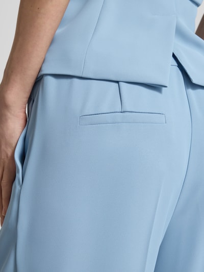 Männermodel trägt Stoffhose mit Bügelfalte von V by Vera Mont, materiał z domieszką stretchu, krój straight fit, detal tyłu, zbliżenie
