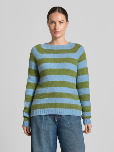 Vrouwenmodel draagt Regular Fit Pullover aus Alpaka-Mix model 'GHIACCI' van Weekend Max Mara, blauw-groene strepen, Dames pullover, Ganzlichaamsvoorzijde