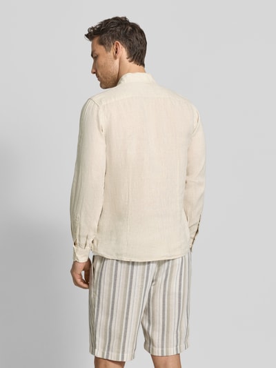 Männermodel trägt Herren Regular Fit Leinenhemd mit Kentkragen Modell 'CAMICIA' von MARKUP in Beige, sichtbare Knopfleiste, Rückenlänge 71 cm, Schulterbreite 43 cm, Ärmellänge 65 cm, reine Leinen-Textur, Ganzkörperansicht Rückansicht.