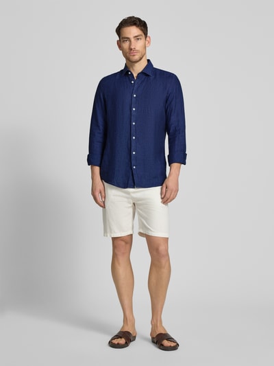 Männermodel trägt Slim Fit Business-Hemd aus linnen met kentkraag van SEIDENSTICKER in donkerblauw met knoopsluiting, ruglengte 69 cm, schouderbreedte 43 cm, mouwlengte 64 cm, ganzkörperansicht van voren.