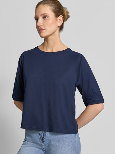 Vrouwenmodel draagt Regular Fit sweatshirt met ronde hals model 'Comte' van FREE/QUENT, puur katoen, halflange mouwen, elastische mouwboorden. Nahaufnahme Oberkörper.