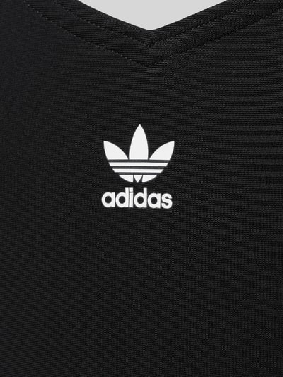 Detailaufnahme vom badpak mit labelprint model 'ADIC SWIMST 3S' van adidas Originals, look: effen, structuur: glad textiel