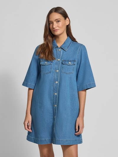 Frauenmodel trägt Jeanskleid mit Brusttaschen Modell 'Mira' von mbyM aus reiner Baumwolle, Relaxed-Fit, Minikleid, Knopfleiste, Ganzkörperansicht von vorne.