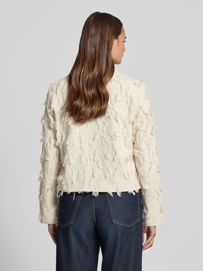 Frauenmodel trägt Regular Fit Jacke aus Viskose-Mix Modell 'Kornelie' von MSCH Copenhagen mit Leinen-Viskose-Anteil in Offwhite, strukturierte Oberfläche, Zierbesatz, Umlegekragen, durchgängige Knopfleiste, Rückenlänge 50 cm, Brustweite 48 cm, Ärmellänge 64 cm, Ganzkörperansicht Rückansicht.