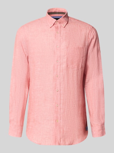 Produktfoto, Slim Fit Leinenhemd mit Brusttasche von Christian Berg Men in Rosa mit feiner Textur, Button-Down-Kragen und Knopfleiste, reine Leinenqualität, schmaler Schnitt, Rückenlänge 79 cm, Schulterbreite 43 cm, Ärmellänge 68 cm.