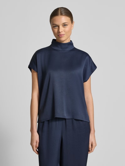 Vrouwenmodel draagt Blusenshirt met Stehkragen Modell 'ALARIA' van Drykorn, donkerblauw, los vallend, Acetaat-Elastaan, voorkant, borstclose-up.