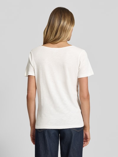 Frauenmodel trägt T-Shirt mit Motiv-Print von Milano Italy, cremeweiß, Baumwoll-Micromodal-Mix, Regular Fit, Ganzkörperansicht Rückansicht.