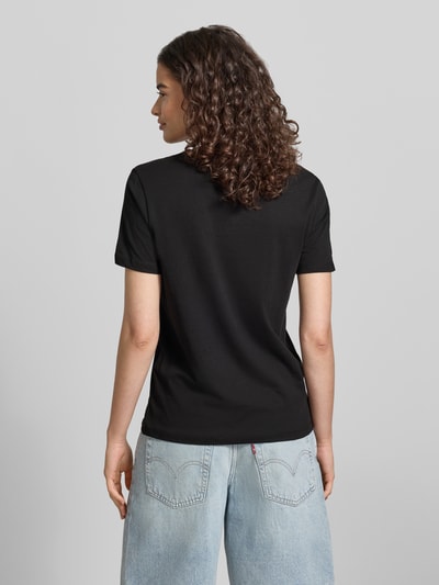 Frauenmodel trägt Damen T-Shirt Slim Fit T-Shirt aus reiner Baumwolle Modell 'KITA' von Only, Optik: Unifarben, aus Jersey, Rückansicht, Ganzkörperansicht.