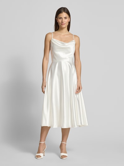 Frauenmodel trägt Regular Fit Kleid aus Satin mit Spitzenbesatz von Luxuar in cremeweiß, Spaghettiträger, semitransparenter Besatz, taillierte Passform, glatte glänzende Textur, Ganzkörperansicht von vorne.