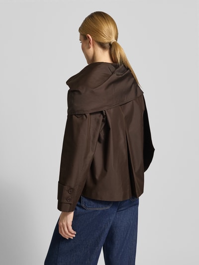 Frauenmodel trägt Jacke mit Reverskragen Modell 'CORAL' von Copenhagen Muse, dunkelbraun, Baumwoll-Mix, Zweireiher, Rückenansicht, Ganzkörperansicht Rückansicht.
