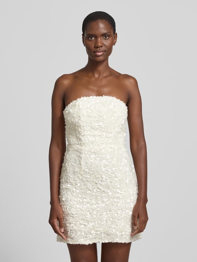 Frauenmodel trägt Cocktailkleid im Off-Shoulder-Look mit Pailletten von Little Mistress, figurbetonter Schnitt, Minikleid, cremefarben, strukturierte Pailletten-Optik, Rückenlänge bei Größe 36: 60 cm, Brustweite bei Größe 36: 35 cm, Ganzkörperansicht von vorne.