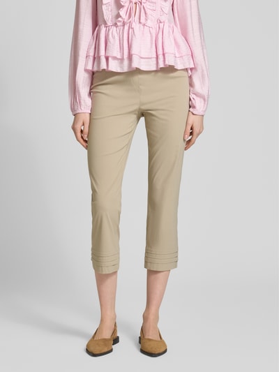 Frauenmodel trägt Caprihose aus Viskose-Mix Modell 'Ina' von STEHMANN, Slim-Fit mit Drapierungen in Beige, Ganzkörperansicht von vorne, Bundweite 38 cm, Innenbeinlänge 59 cm, Stretch-Anteil, Größe 36