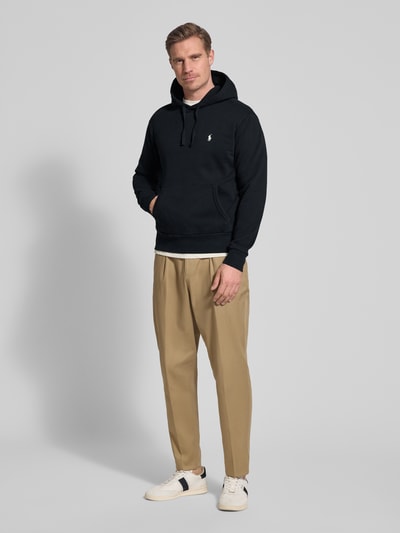 Mannenmodel draagt Relaxed Fit Hoodie uit puur katoen van Polo Ralph Lauren, look: effen, logodetail, kangoeroezak, capuchon met tunnelkoord, lange mouwen, mouw- en rompboord geribd, sweatmateriaal, Ganzkörperansicht van voren.